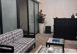 Een 32-inch ledtelevisie met kabelzenders en een open haard