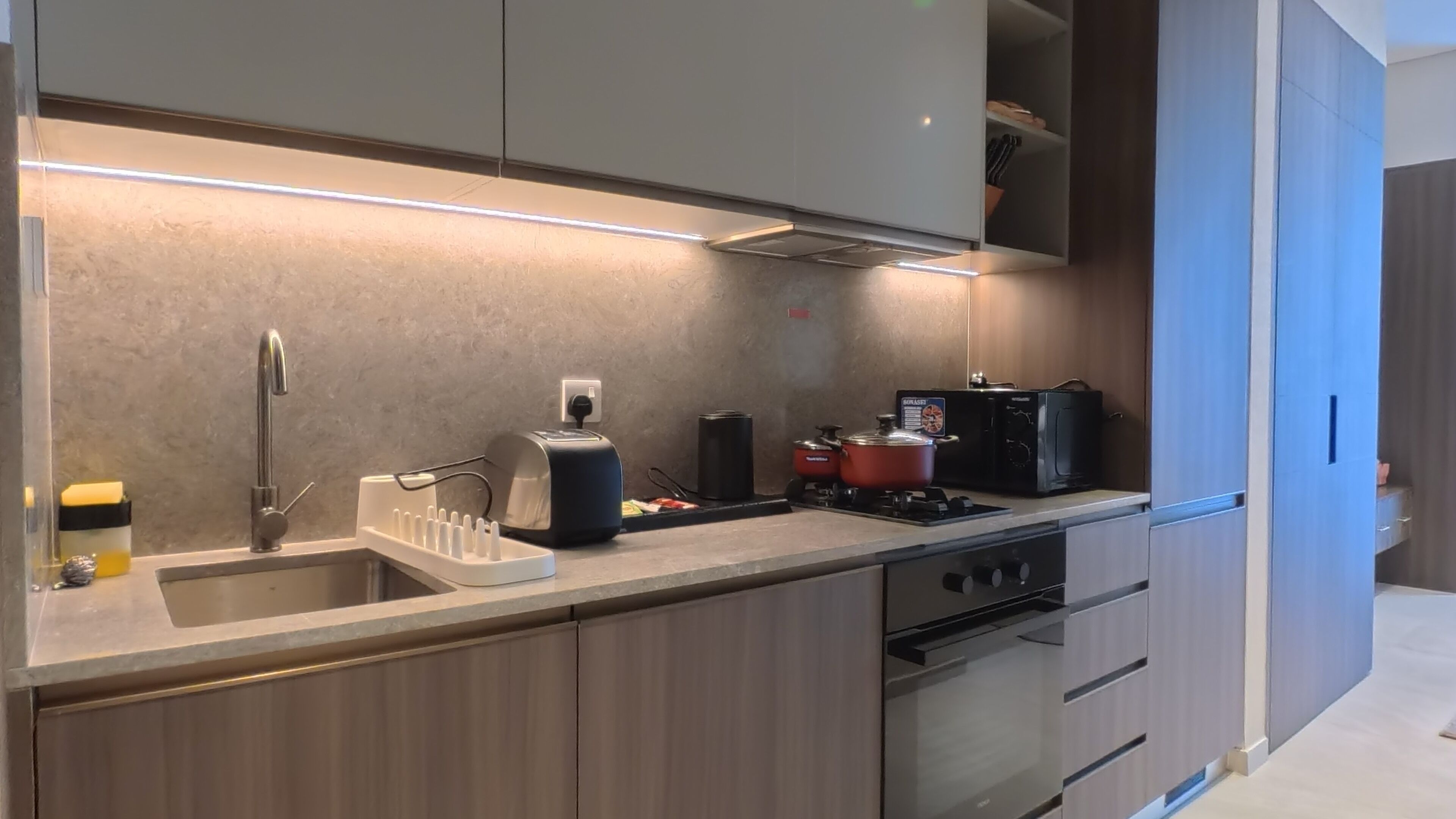 Apartment, 1 King Bed, Pool View | Private kitchenette