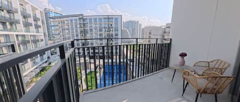 Departamento, 1 cama King size, vista a la alberca | Restaurante al aire libre