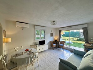 Smart TV - Villa Soraya Nice - Sunny apartment Cote d'Azur with large garden. (Nice)