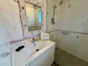 Shower, hair dryer, towels, soap - Villa Soraya Nice - Sunny apartment Cote d'Azur with large garden. (Nice)