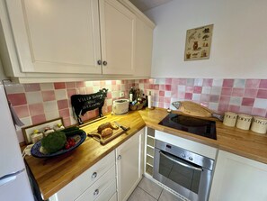 Private kitchen - Villa Soraya Nice - Sunny apartment Cote d'Azur with large garden. (Nice)