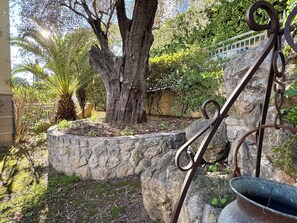 Property grounds - Villa Soraya Nice - Sunny apartment Cote d'Azur with large garden. (Nice)