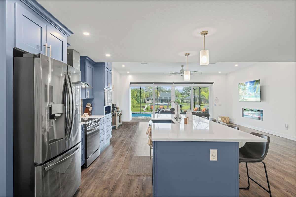 冷蔵庫、電子レンジ、オーブン、コンロ