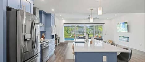 冷蔵庫、電子レンジ、オーブン、コンロ