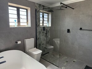 Shower, hair dryer, towels, toilet paper - Superb 3-bedroom apartment in lovely Jeffreys Bay perfect for relaxing (Jeffreys Bay)