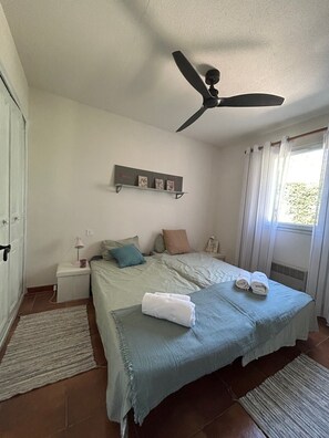Cuna de viaje, wifi y ropa de cama 