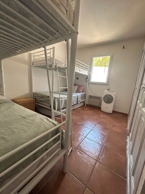 A dormitory room with bunk beds, a window, and a heater. - 3-bedroom house in the Verdon Natural Park (Quinson)