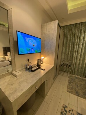 In-room safe, blackout drapes, soundproofing, iron/ironing board - Gardenia Park Quraish hotel (Jeddah)