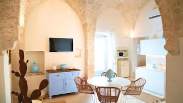 Deluxe House, City View | Dining