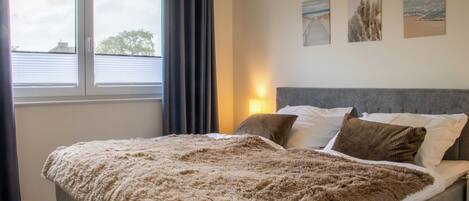 Iron/ironing board, travel cot, free WiFi