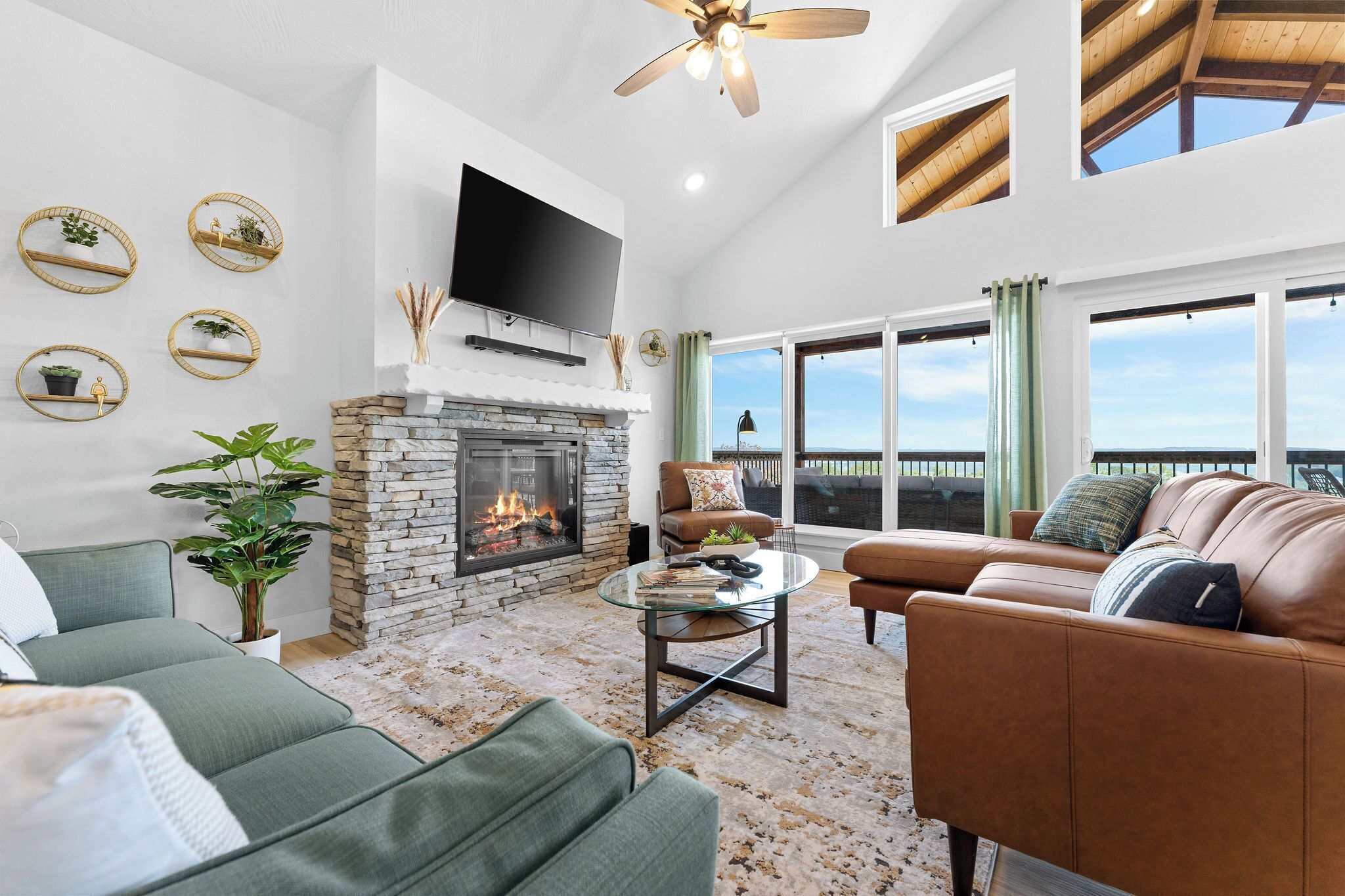 Smart TV, chimenea, videojuegos, futbolito