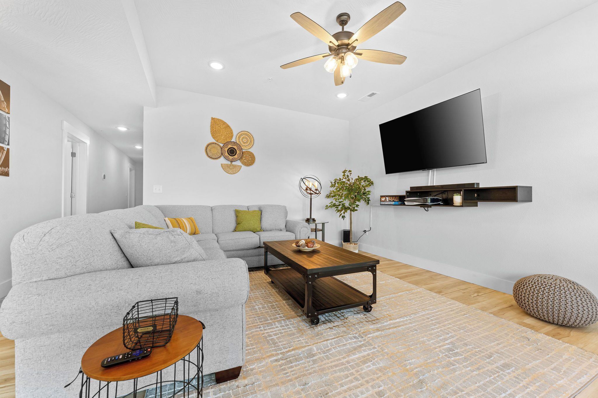 Älytelevisio, takka, videopelejä, pöytäjalkapallopöytä