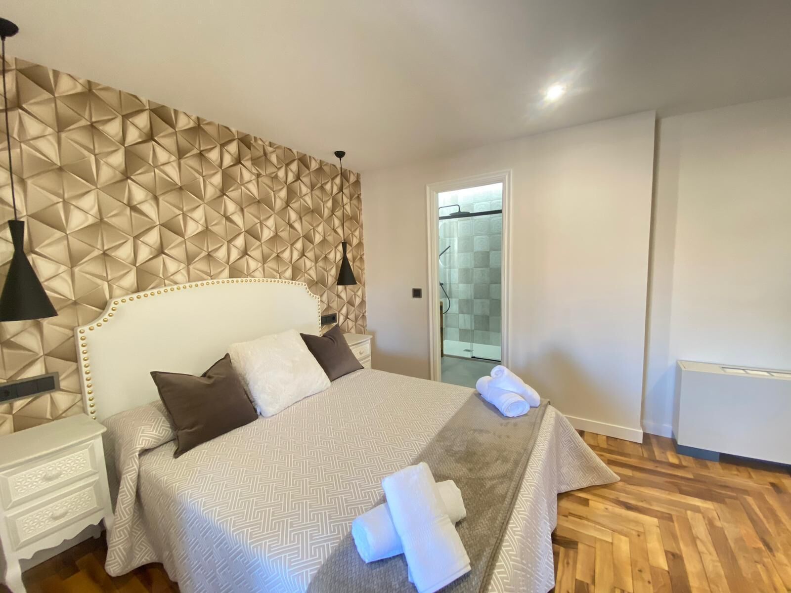 2 habitaciones, tabla de planchar con plancha y acceso a internet 