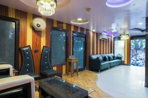 Deluxe Double or Twin Room, City View | Lobby - Anand Hotel With banquet hall Karol Bagh (Delhi)