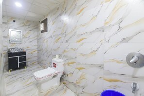 디럭스 더블룸 또는 트윈룸, 시내 전망 | 욕실 | 샤워 시설, 무료 세면용품, 슬리퍼, 타월