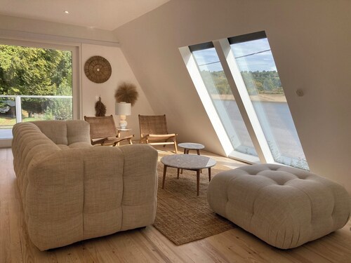 Maison du Lac, beautiful holiday home with private jetty!