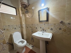 Ducha, artículos de tocador gratuitos, toallas