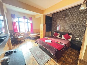 Une chambre à coucher comprenant un lit, un bureau, une chaise, une armoire et un mur décoré d’un motif.