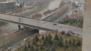 Une vue urbaine comprenant une rivière, un pont et une autoroute.