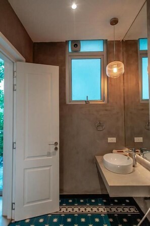 Een douche, gratis toiletartikelen, een haardroger, pantoffels