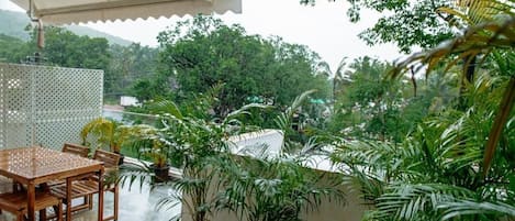 Villa Premium, 2 habitaciones, balcón, vista a la alberca | Restaurante al aire libre