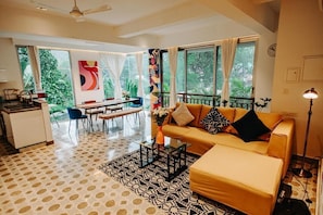Flat-screen TV - Palette by RÊVE Escapes - Premium 2 BHK apartment Near Anjuna Beach (Assagao)