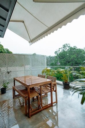 Villa Premium, 2 habitaciones, balcón, vista a la alberca | Restaurante al aire libre