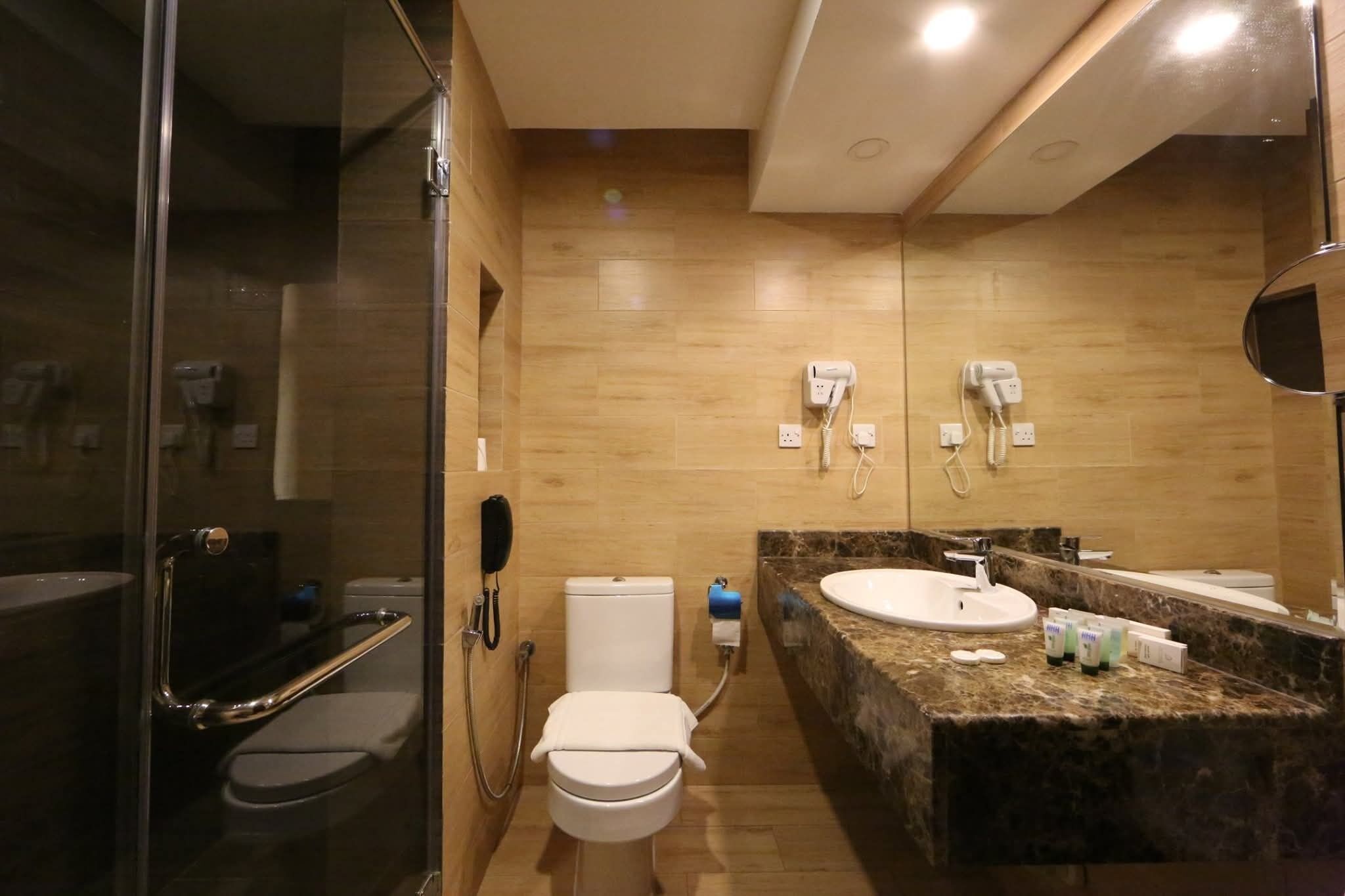 Jetted tub, hair dryer, bidet, towels