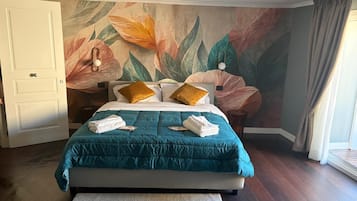 VÀrdeförvaringsskÄp pÄ rummet, skrivbord och mörklÀggningsgardiner