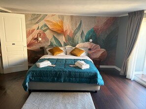 Caja fuerte, escritorio, cortinas opacas y wifi gratis