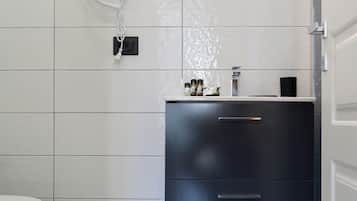 Chambre Confort, balcon, vue ville | Salle de bain