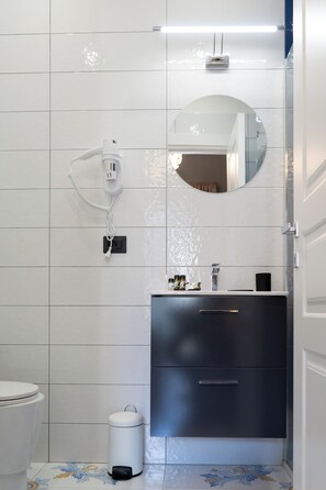 Comfort Room, Balcony, City View | Bathroom | Free toiletries, hair dryer, slippers, towels - Zapata Relais (NA)