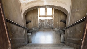 A staircase with a view of a tiled floor and a window at the top. - Zapata Relais (Naples)