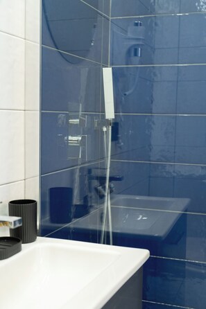 Chambre Confort, balcon, vue ville | Salle de bain