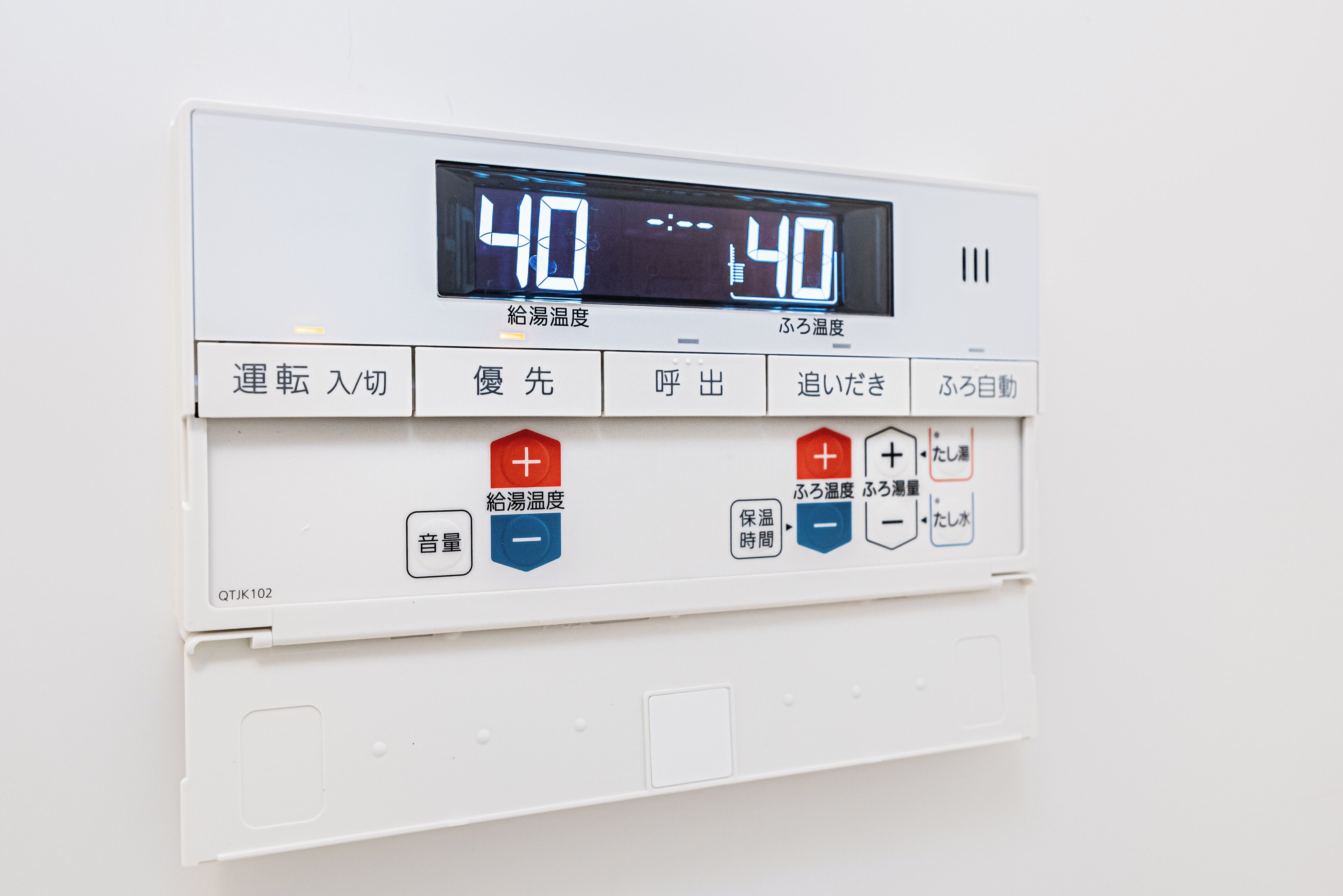 En termostat med digitalt display og flere betjeningsknapper.