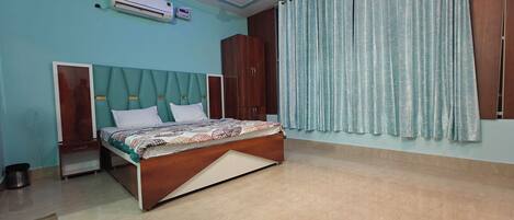 In-room safe, iron/ironing board, free WiFi