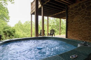 Outdoor spa tub - 4 King Suites-Mountain Views-Game Room- Sleeps 12 (Sevierville)