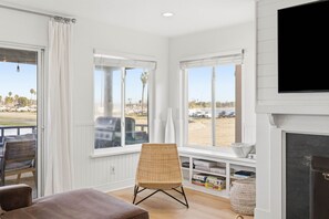 Smart TV, fireplace - Remodeled 4BR Bayfront Home | Sleeps 12 | Stunning Views + BBQ Patio (San Diego)