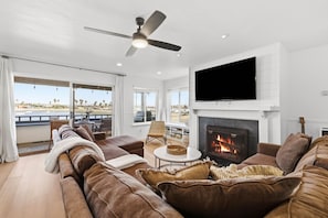 Smart TV, fireplace - Remodeled 4BR Bayfront Home | Sleeps 12 | Stunning Views + BBQ Patio (San Diego)