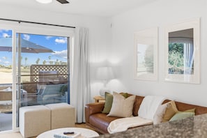 Smart TV, fireplace - Cozy 2BR Bayfront Home | Patio + Water Views in Mission Beach (San Diego)
