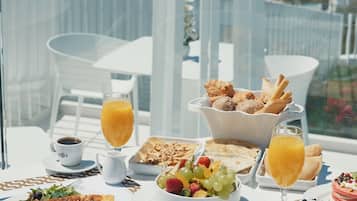 Daily full breakfast (EUR 25 per person)