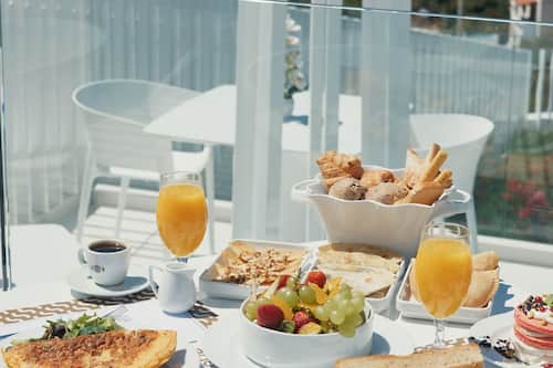 Daily full breakfast for a fee