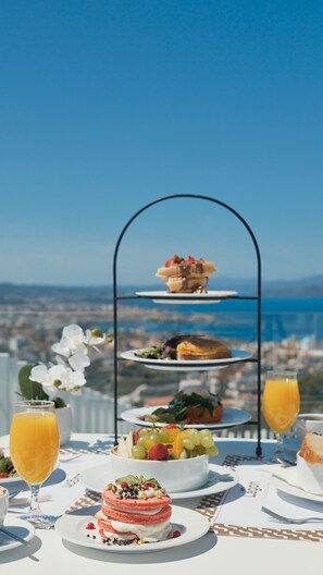 Desayuno completo (EUR 25 por persona) 