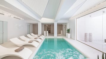 10 outdoor pools, pool umbrellas, sun loungers