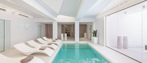 10 Außenpools, Sonnenschirme, Liegestühle