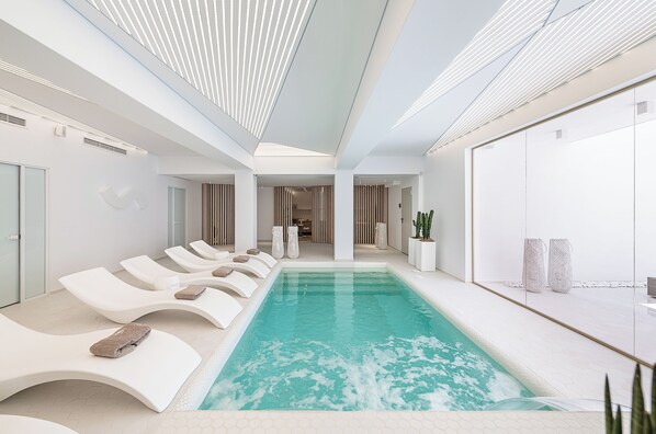 10 piscines extérieures, parasols, chaises longues