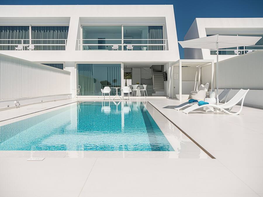 10 outdoor pools, pool umbrellas, sun loungers