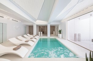 10 outdoor pools, pool umbrellas, sun loungers