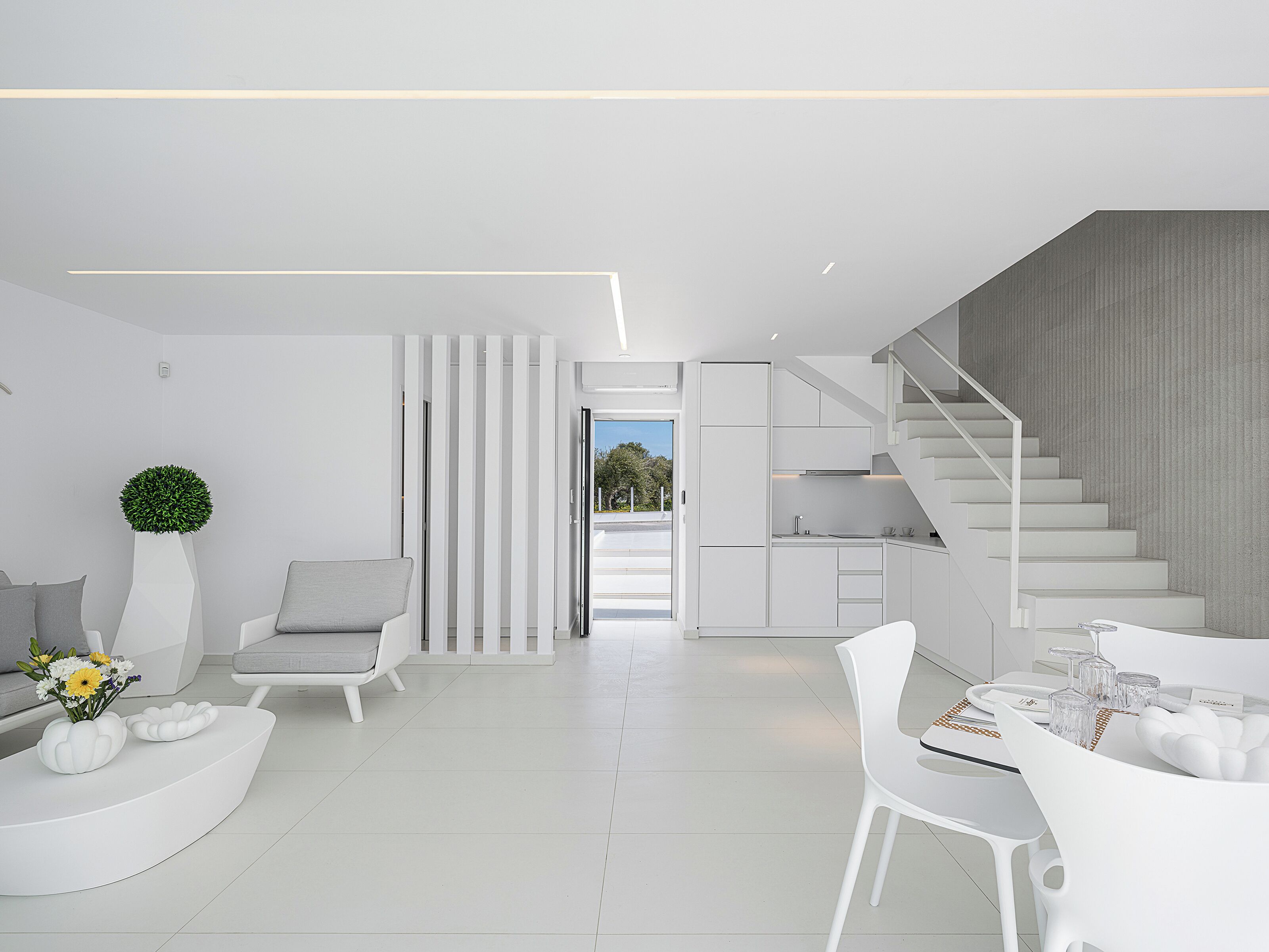 Luxury-Villa, eigener Pool, Meerblick | Wohnbereich | 55-Zoll-Smart-TV mit Satellitenempfang, Streaming-Dienste